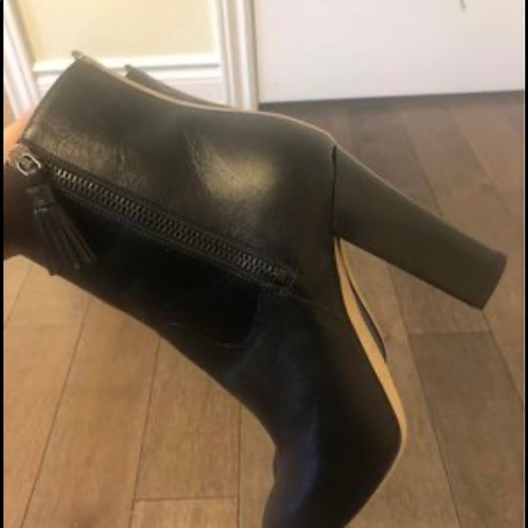 Brandnew Sarah Jessica Parker(SJP) Handmade in Italy black leather ankle boots. - Picture 2 of 10
